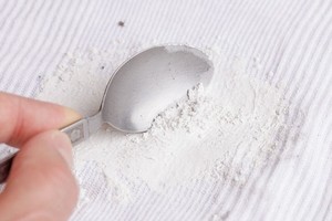 Как удалить масляные пятна: изучаем самые эффективные средства