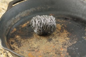 Как и чем очистить чугунную сковороду от нагара и других загрязнений?