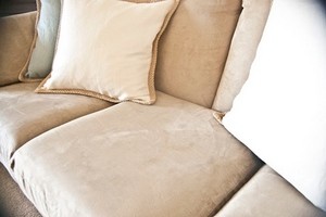 Как избавиться от запаха мочи на диване: узнайте действенные способы