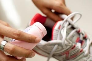 Как убрать запах с кроссовок: эффективные методы лечения