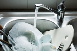 Как быстро помыть посуду: популярные и современные способы