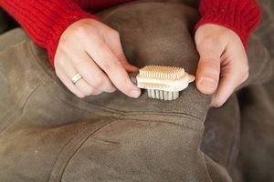 Как почистить замшевую куртку в домашних условиях с грязных и жирных участков
