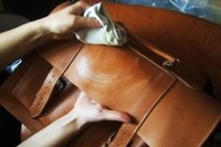 Как выпрямить сумку из кожзаменителя с помощью подручных средств?