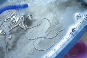 Как эффективно очистить почерневшее серебро в домашних условиях?