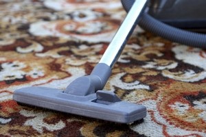Как чистить ковер дома: как содержать его в чистоте