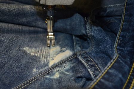 Как сшить нашивку на джинсах своими руками: лучшие приемы и советы