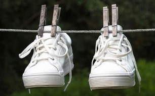 Как удалить желтые пятна с кроссовок: правильно стираем обувь