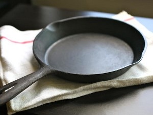 Как включить новую чугунную сковороду: пошаговая инструкция