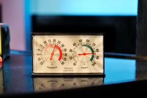 Чем измерить влажность воздуха в квартире и какова ее норма?