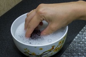 Как удалить жирное пятно с ткани в домашних условиях