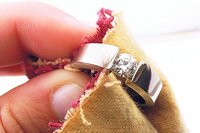 Как почистить золотое кольцо: узнайте самые эффективные способы