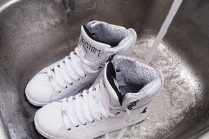 Как почистить белые кроссовки и вернуть им первоначальный вид?