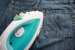 Как гладить джинсы: советы по глажке от опытных хозяек