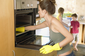 Как очистить домашнюю духовку от нагара и жировых отложений?