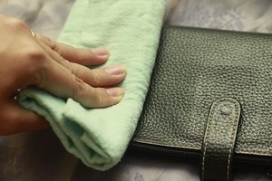 Как почистить кожаный кошелек и вернуть изделию блеск?