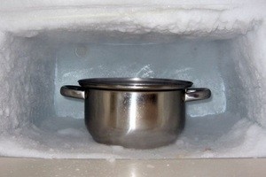 Как быстро и безопасно разморозить холодильник?