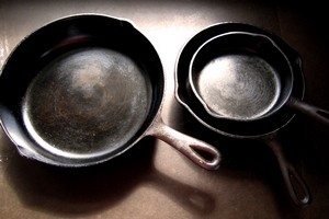 Как и чем очистить чугунную сковороду от нагара и других загрязнений?