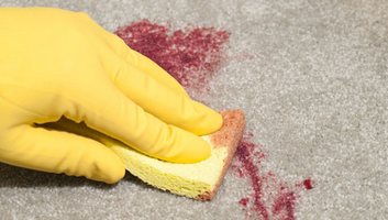 Удаление пятен крови с ковров и одежды: действенные методы