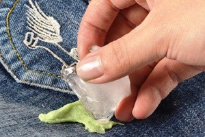 Как удалить резинку с одежды: чистая и без следов