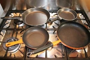 Как очистить сковороду от огня: узнаем действенные методы