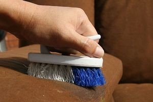 Как почистить диван в домашних условиях от различных пятен?