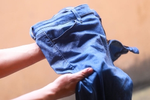 Как удалить гарантированные пятна суперклея с джинсов?