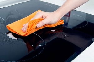 Как очистить керамическую плиту от нагара?