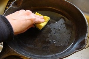 Как очистить сковороду от огня: узнаем действенные методы