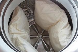 Как стирать перьевые подушки в стиральной машине и вручную?