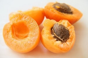 Как удалить стойкие и свежие пятна абрикоса?