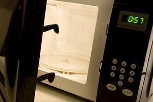 Как выбрать микроволновую печь для дома: изучаем основные особенности