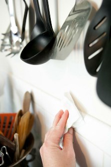 Какие средства можно использовать для очистки плитки на кухне от жира?