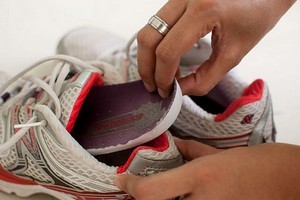 Как убрать запах с кроссовок: эффективные методы лечения