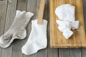 Как удалить грязь с белых носков