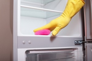 Как отмыть холодильник изнутри от пятен и пожелтения?