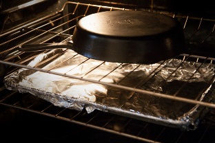 Как включить новую чугунную сковороду: пошаговая инструкция
