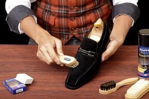 Как почистить замшевую обувь: принцип работы с капризной тканью