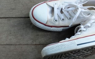 Как постирать и удалить пятна с белой тряпичной обуви?