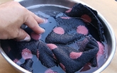 Пятна черной смородины: как убрать ягодный сок с одежды