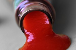 Как убрать пятно от кетчупа с белого и цветного?