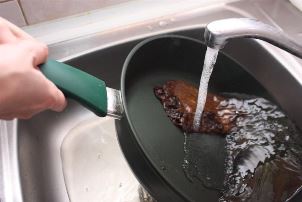 Как очистить нежную сковороду с антипригарным покрытием?