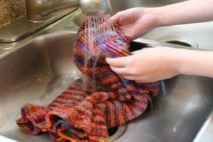 Как постирать шерстяной свитер, чтобы он не растягивался?