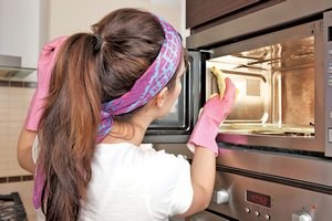 Как быстро очистить микроволновую печь: очистить за 5 минут