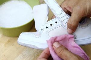 Как почистить белую кожаную обувь: нюансы ухода