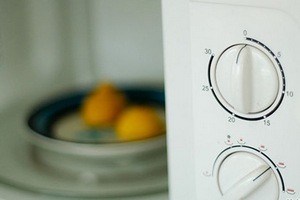 Как быстро очистить микроволновую печь: очистить за 5 минут