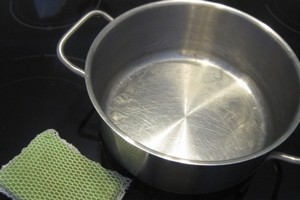 Как очистить эмалированную сковороду от нагара?