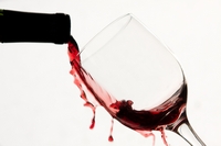 Как удалить пятна от вина с цветной, белой и темной одежды?
